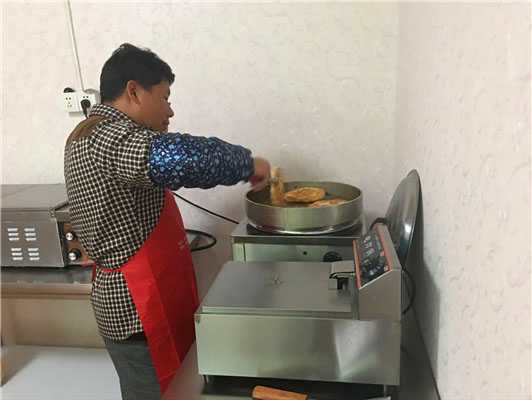 魅力小吃培訓(xùn)學(xué)員公婆餅制作實(shí)操現(xiàn)場(chǎng)案例